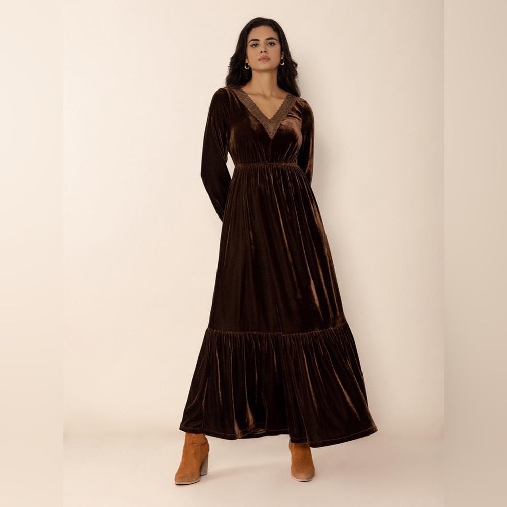 BOUTIQUE Holiday Lace Detail V-Neck Long Sleeve Maxi Dress, in Dark Chocolate